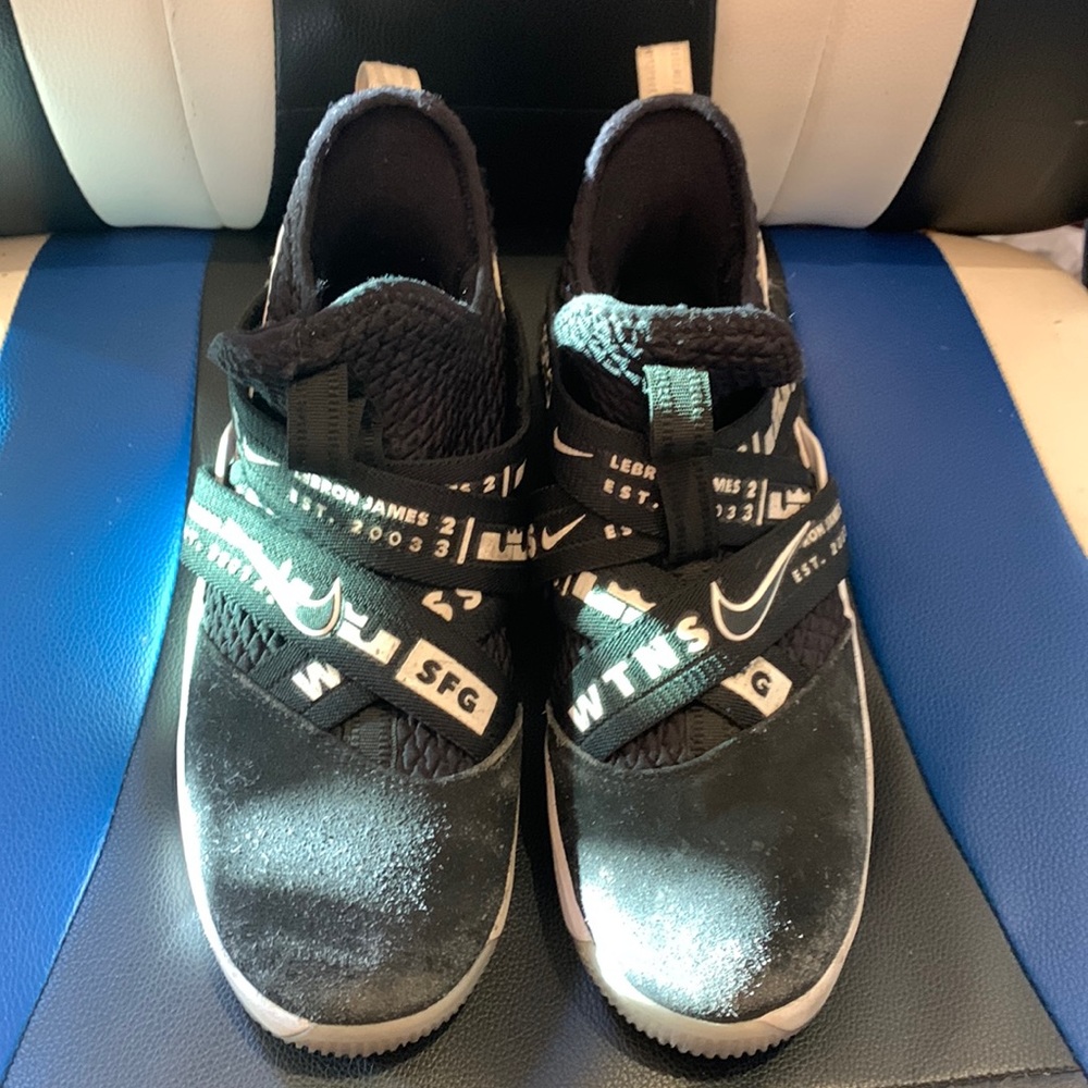 Boys Nike LeBron Soldier Size 6 Mens Witness Blk/white sneakers (Used - No Box)